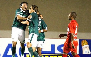 Zagueiro esmeraldino marca o único gol do triunfo por 1 a 0 da equipe goiana em cima dos alagoanos