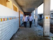 Senador Renan e prefeito Luciano Barbosa visitam obras da escola, que será inaugurada no fim deste mês