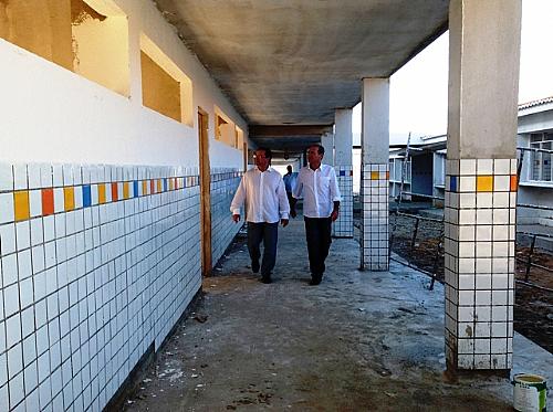 Senador Renan e prefeito Luciano Barbosa visitam obras da escola, que será inaugurada no fim deste mês