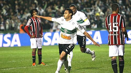 Emerson comemora o primeiro gol do Coritiba contra o São Paulo