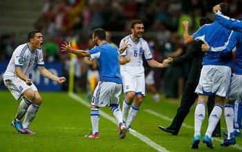 Jogadores da Grécia comemoram a classificação heroica às quartas de final