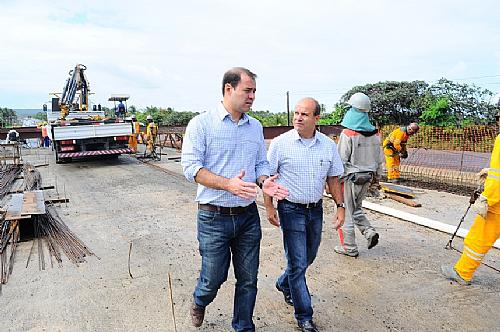 Secretário Marco Fireman e diretor-presidente do DER, Marcos Vital, acompanharam trabalhos de duplicação e construção de casas