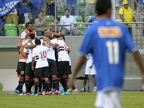 O São Paulo conquistou uma importante vitória no primeiro jogo sem Emerson Leão