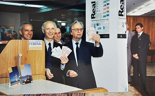 Itamar Franco lança o Plano Real, em 1994, ao lado do então ministro da Fazenda, Rubens Ricupero