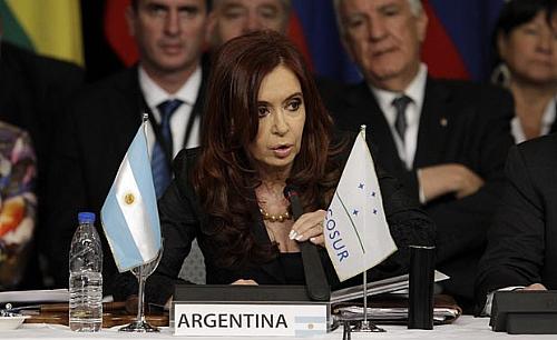 A presidente da Argentina, Cristina Kirchner, discursa nesta sexta-feira (29) na Cúpula do Mercosul, em Mendoza
