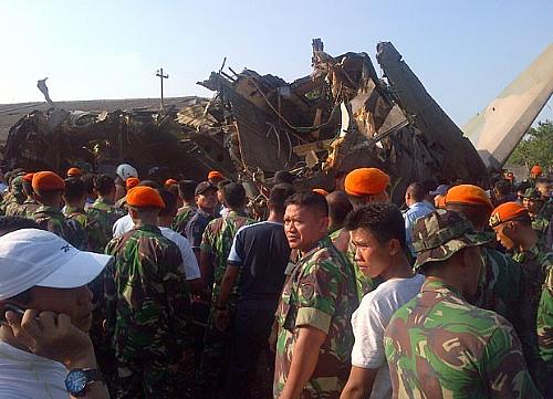 Militares cercam os destroços do avião acidentado nesta quinta-feira (21) na periferia de Jacarta, capital da Indonésia