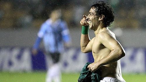 Valdivia celebra o gol de empate