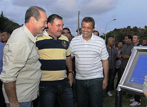 Senador Renan, prefeito Cícero Almeida e Mosart Amaral na inauguração da nova avenida
