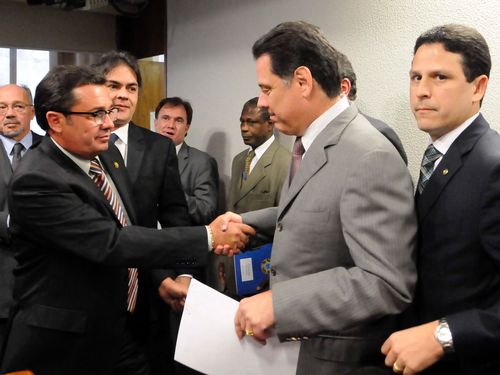 Perillo cumprimenta o presidente da CPI do Cachoeira, senador Vital do Rêgo (PMDB-PB)