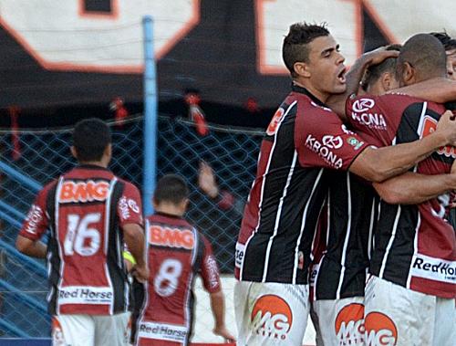 Jogadores do Joinville comemoram gol de Glaydson
