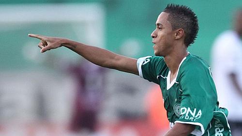 Clebinho comemora o primeiro gol do Guarani na goleada sobre o Ceará