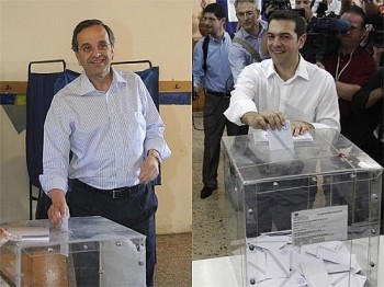 Líder da Nova Democracia, Antonis Samaras (à esquerda), e líder da coalizão de esquerda Syriza , Alexis Tsipras votam na Grécia, neste domingo (17)