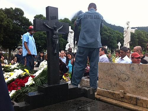 Filha de Oscar Niemeyer é enterrada no Rio