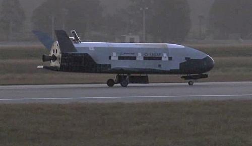 Imagem do X-37B aterrisando em base da Força Aérea