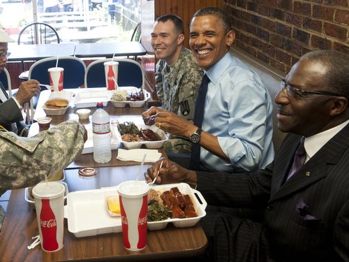 Presidente Obama sorri durante almoço com participantes de programa nacional pela paternidade: costelas de porco no cardápio