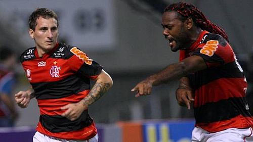 Bottinelli (à esquerda) comemora com Vagner Love o gol da vitória do Flamengo