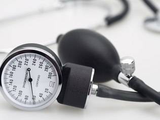 Hipertensão: cirurgia experimental tem reduzido a pressão alta em pessoas resistentes aos tratamentos padrão