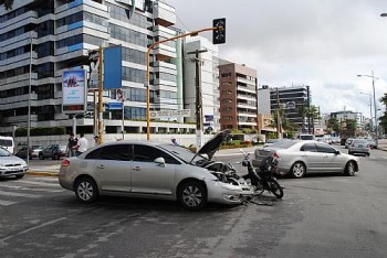 Acidente deixa trânsito parado na Ponta Verde