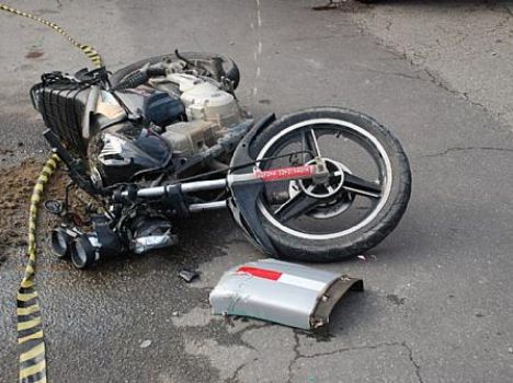 O motociclista perdeu o controle da moto e bateu em um poste