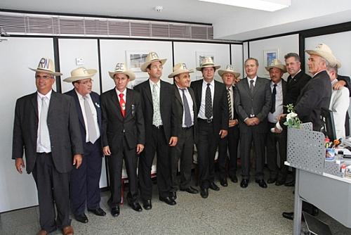 Chico da Capial (5º à esquerda) e outros representantes dos produtores do Nordeste, de chapéu, são recebidos pelo senador Renan e o deputado Joaquim Beltrão