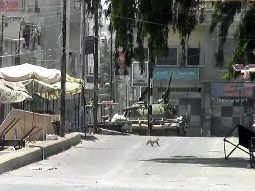 Imagem retirada de um vídeo e divulgada neste domingo mostra um tanque nas ruas da cidade de Daraa