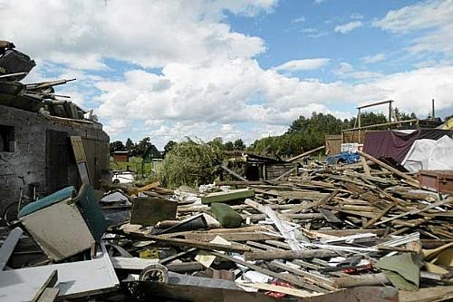 Casa destruída por tornado na cidade polonesa de Osia neste domingo (15)
