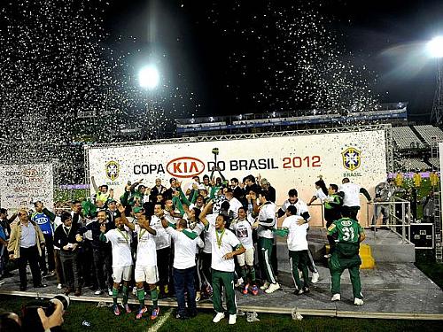 Com o Couto Pereira esvaziado, já sem a torcida coxa-branca, o Palmeiras faz a festa e levanta o troféu de campeão da Copa do Brasil fora de casa