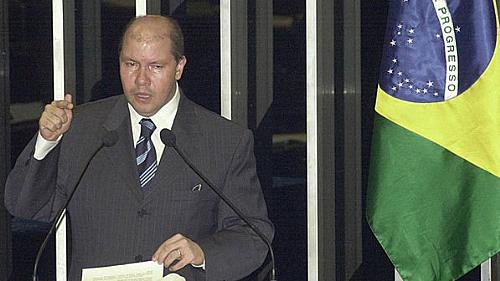 O senador Demóstenes Torres em 2003, seu primeiro ano no Senado, apresenta relatório sobre o Estatuto do Idoso