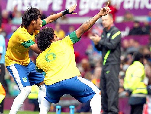 Neymar e Marcelo fazem homenagem a Usain Bolt na comemoração do golaço de falta
