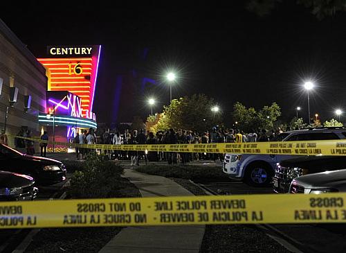 Local do tiroteio é cercado pela polícia na madrugada desta sexta-feira (20) em Aurora, no estado americano do Colorado