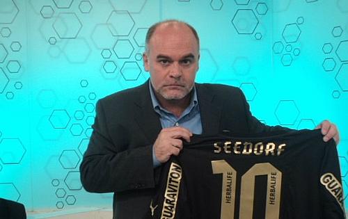 Presidente do Botafogo apresenta a camisa 10 de Seedorf, no Bem, Amigos!