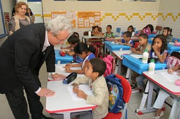 Secretário Adriano Soares visita escolas