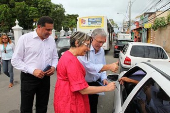 O governador Teotonio Vilelao e a secretária, Regina Miki, entregaram panfletos e orientaram motoristas e passageiros de ônibus sobre cultura da paz.