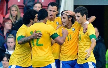 Jogadores do Brasil comemorando o gol