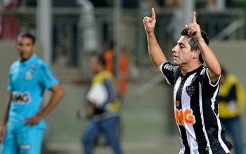 Danilinho comemora o primeiro gol do Atlético-MG, marcado por ele