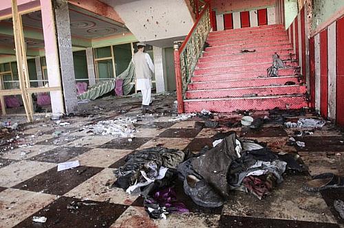 Afegão caminha no salão em que se comemoravam bodas após atentado neste sábado (14)