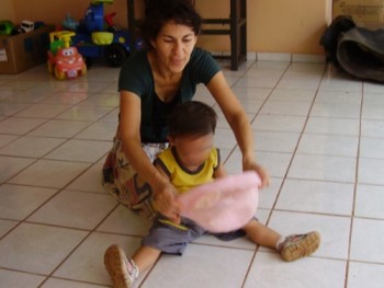 Bruninho brinca com Sônia de Fátima na casa onde mora com a avó, em Mato Grosso do Sul