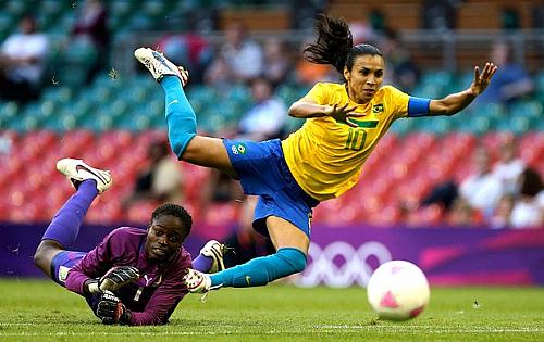 Marta marcou dois gols e cresceu em campo após a entrada de Cristiane
