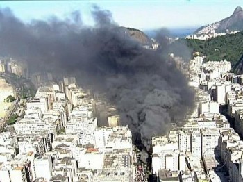 Fumaça do incêndio em Copacabana pode ser vista de longe