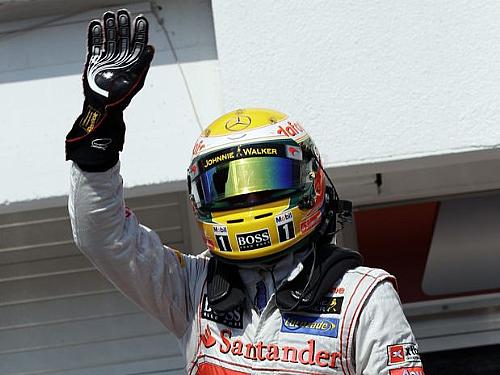 Entre Grosjean e Vettel, Hamilton celebra terceira pole em 2012