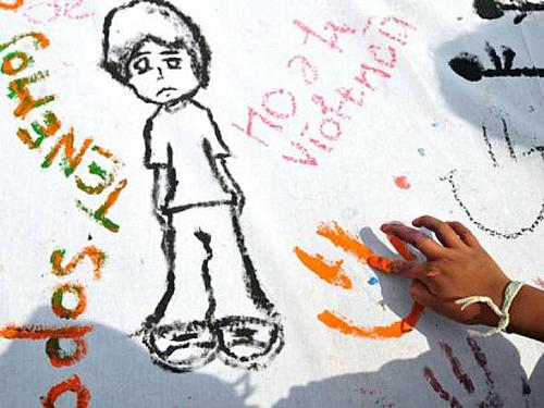 Criança faz desenhos em homenagem ao "Dia contra a Violência contra a Criança e o Adolescente" na Guatemala em 2010. País está em 5º no ranking
