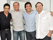 Zezé di Camargo, senador Renan Clheiros, deputado estadual Isnaldo Bulhões e prefeito Luciano Barbosa, no camarim da dupla