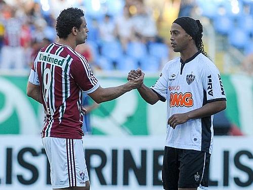 Companheiros na Copa de 2006, Fred e Ronaldinho se cumprimentam antes da partida
