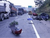 Imagem aberta do acidente na BR-376, em São José dos Pinhais