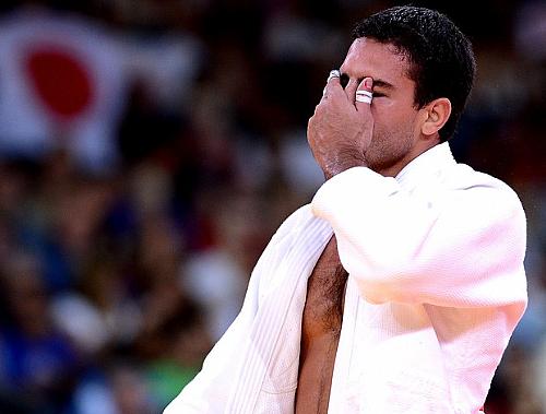 Guilheiro limpa o suor durante a luta com Nakai: brasileiro não conseguiu encaixar seu jogo