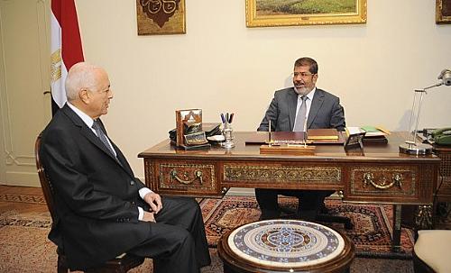 O presidente do Egito, Mohamed Mursi (dir.) encontra o chefe da Liga Árabe, Nabil El-Arabi, neste domingo (8)
