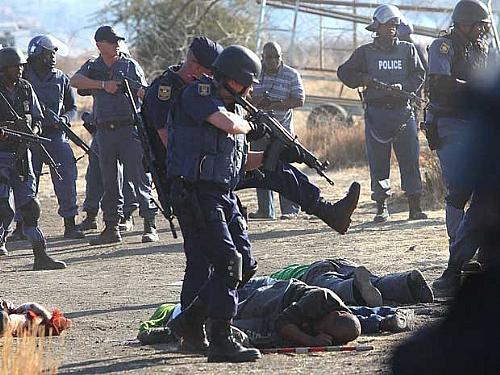 Policiais abriram fogo contra mineiros na África do Sul.