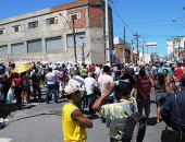 Protesto de ambulantes provoca fechamento de lojas do Centro