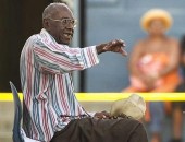 Motorista Preston Carter, de 100 anos, conversa com os policiais após atropelamentos em série em Los Angeles