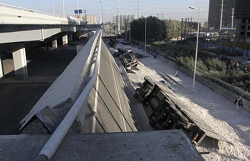 Ponte inaugurada em novembro do ano passado cai na China e deixa três mortos